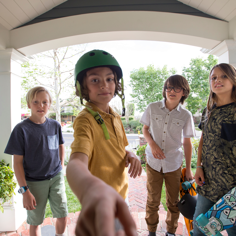 Video footage of kids standing on a porch and ringing doorbell