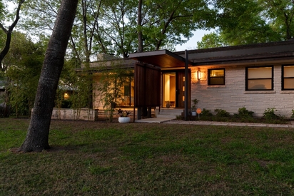 A home's exterior lit up by smart lighting.