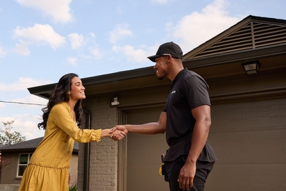 Vivint Smart Home Pro and homeowner shaking hands.