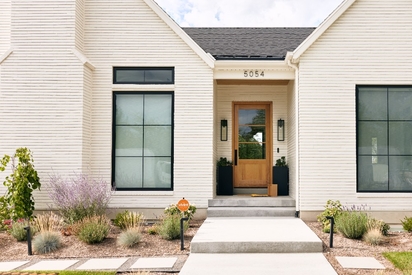 Home's exterior with a Vivint sign