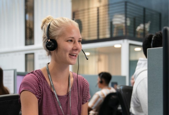 24/7 monitoring and support specialist working.
