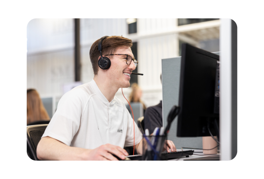 24/7 monitoring and support specialist working.