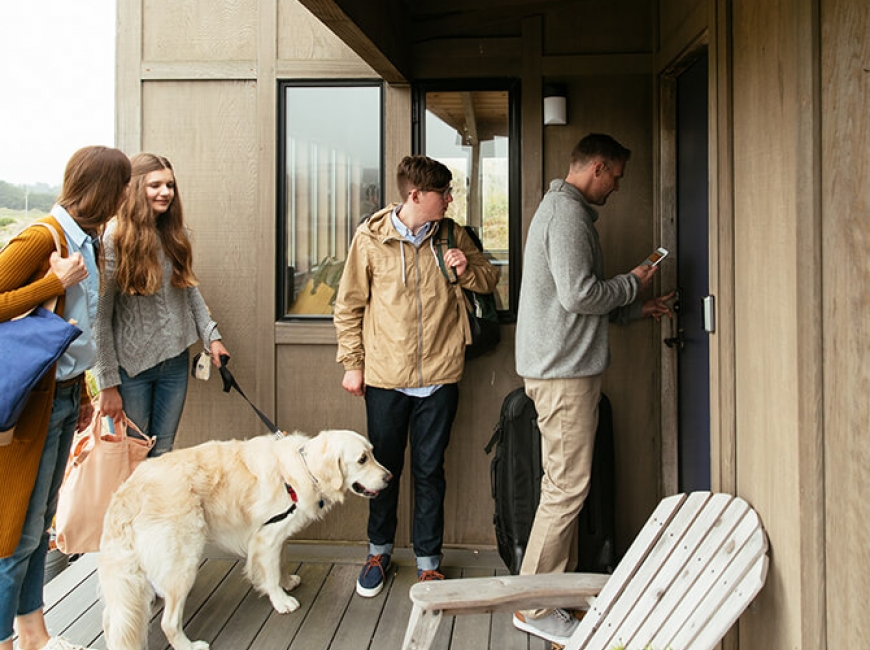 App - Family at Door - 670x540