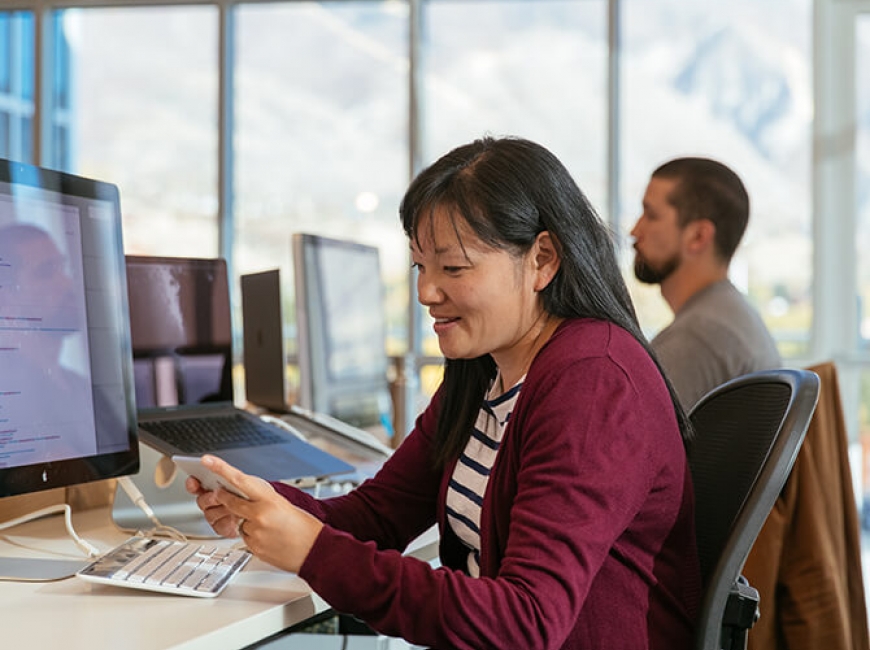 Lighting - Asian Business Woman On Phone - 670x540