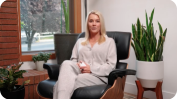 a women sitting on the chair, talking to the camera